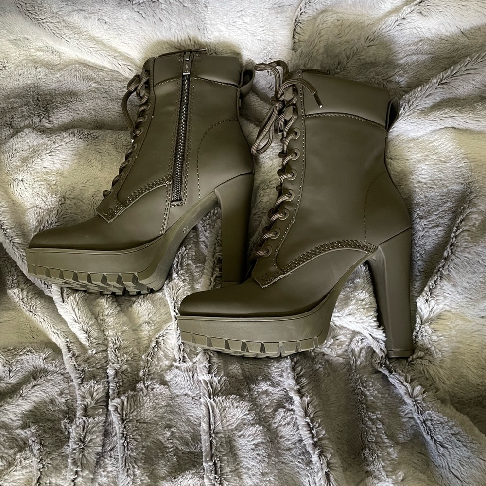 Olive green high heel lace up combat boots size 6.5 brand is Guess